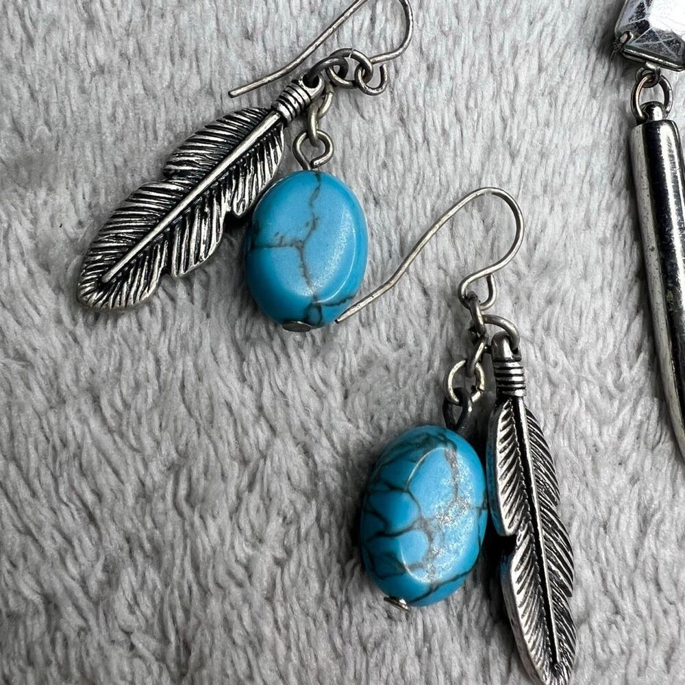 Vintage 4 Pairs of Silver Tone Earrings: Small Dangles, Feathers, Dream Catcher - Picture 5 of 10